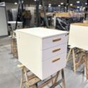 abschließbarer Sockel unter dem Schreibtisch