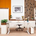 Büromöbelset mit verstellbarem Schreibtisch