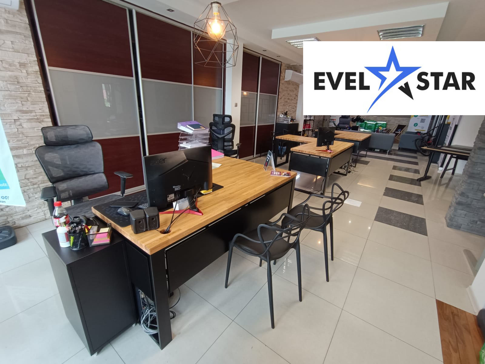 Schreibtische für die Evelstar-Niederlassung in Lublin
