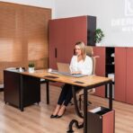 biurko do coworkingu dla małych zespołów