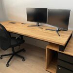 Computertisch für zwei Monitore