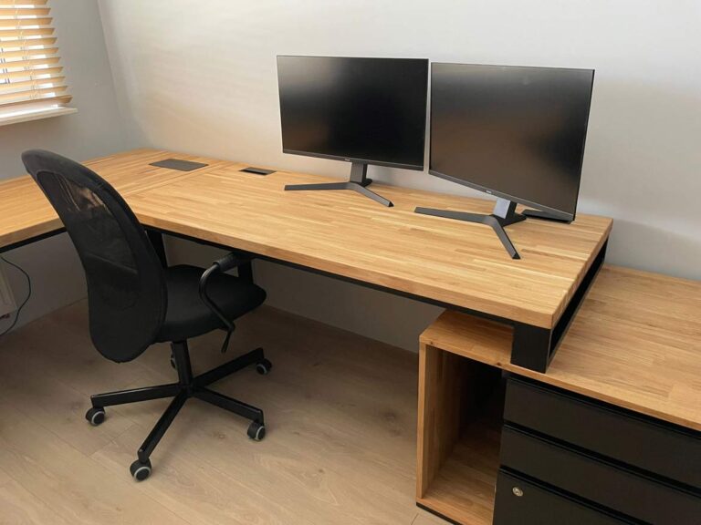 Computertisch für zwei Monitore