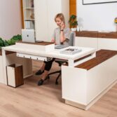 Eckschreibtisch für das Büro