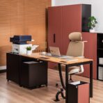 biurko wygodne do pracy w małej firmie