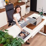 Schreibtisch mit großer Arbeitsfläche