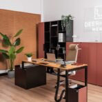 biurko z kontenerkiem do kancelarii prawnej