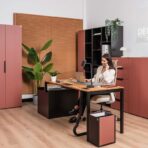 biurko z kontenerkiem do małej firmy