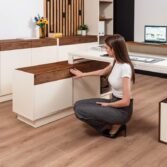 Schreibtisch mit Dokumentenpodest