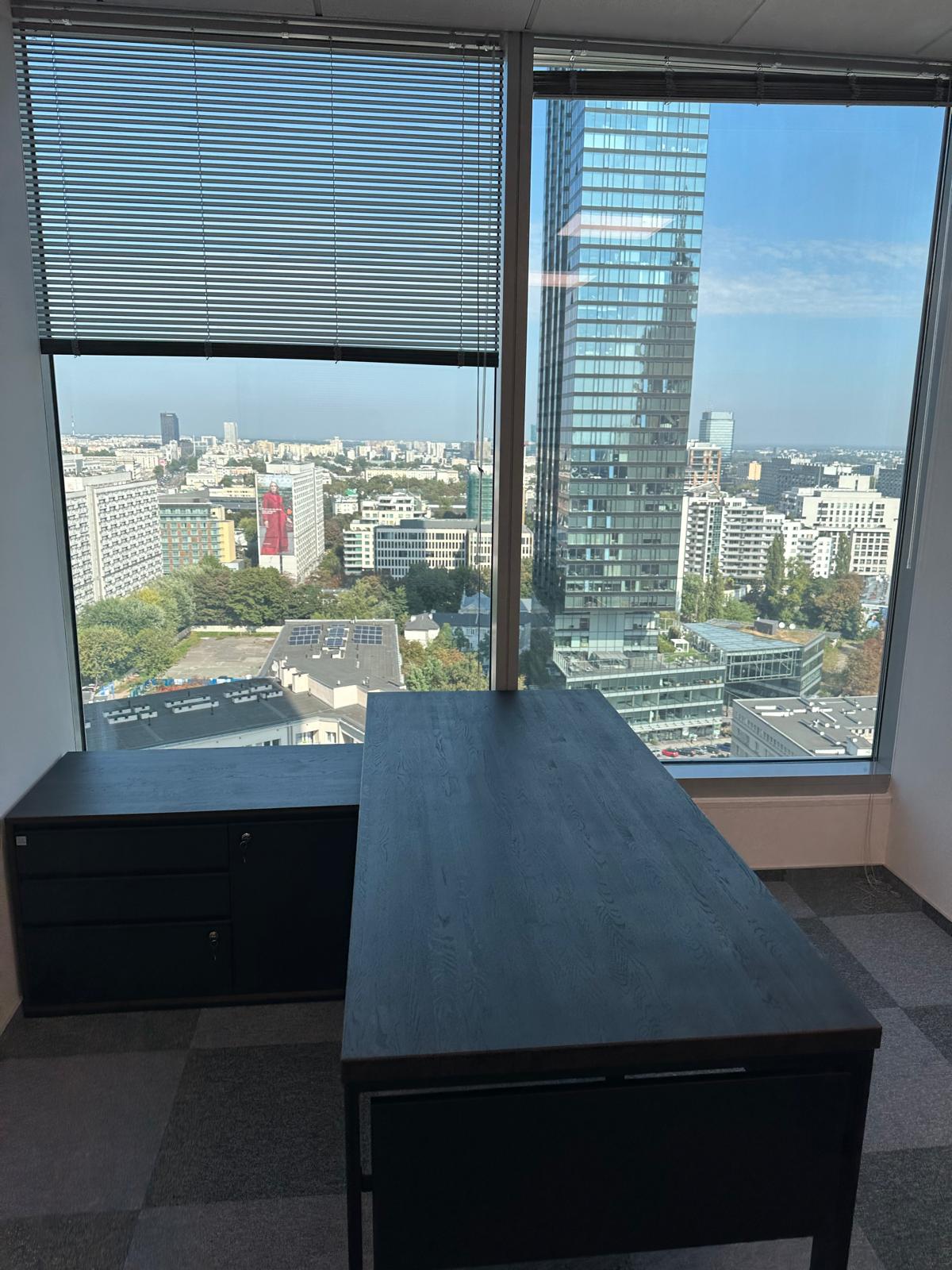 Schreibtisch für die China Construction Bank in Warschau