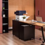 czarne biurko z kontenerkami