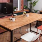 designerski stół do biura w kolorach cegły, drewna i czerni