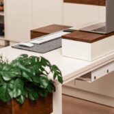 Ergonomischer Ständer für Monitor und Laptop