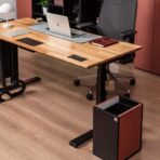kosz biurowy z biurkiem regulowanym
