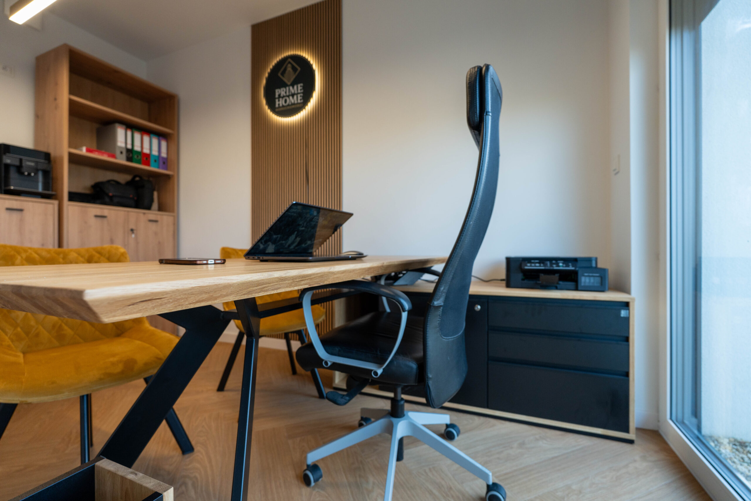 Möbel für ein Immobilienbüro in Opole