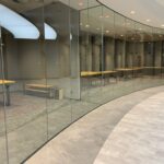 Verglastes gebogenes Büro für die MHK aus der Nähe von Poznań