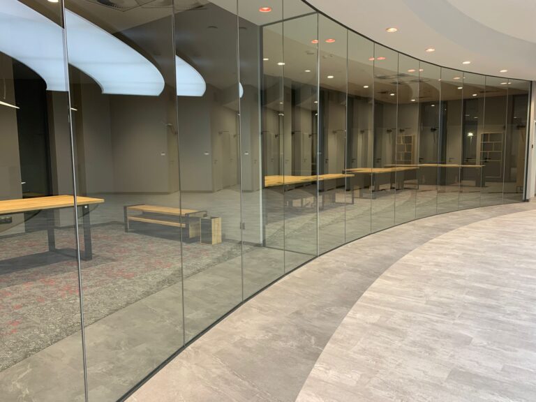 Verglastes gebogenes Büro für die MHK aus der Nähe von Poznań