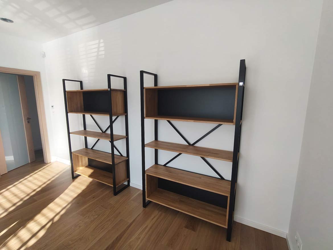 regał nowoczesny czarny z drewnem