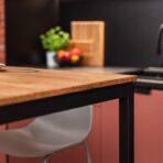 stół industrialny z metalową ramą