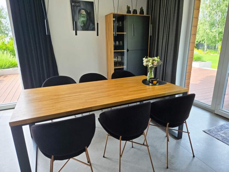 Deerhorn Loft Tisch in einem modernen Esszimmer in der Nähe von Krakau