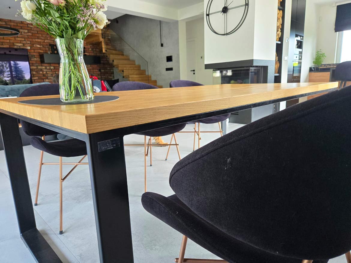 Holztisch mit schwarzem Stahlgestell - realisiert von Deerhorn