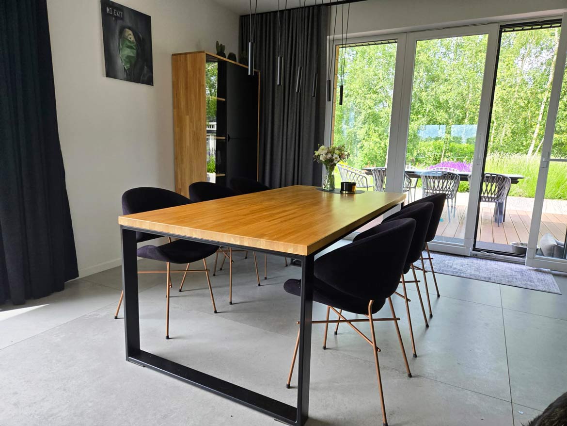 Elegantes Esszimmer mit Deerhorn Loft Tisch - ein Projekt in Krakau