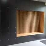 Schwarze Schrankwand und Latten im Museum in Osuchy - Nahaufnahme der Details