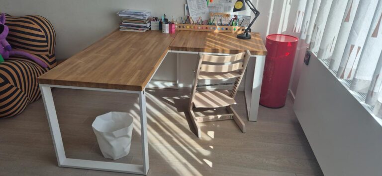 Weißer Eckschreibtisch für ein Büro in Tomaszów Mazowiecki