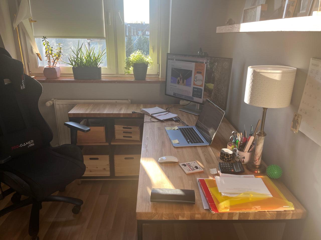 Eckschreibtisch für ein Heimbüro in Warschau