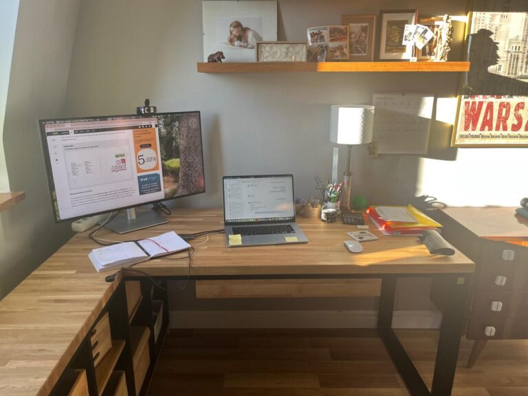 Eckschreibtisch für ein Heimbüro in Warschau