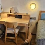 Schreibtisch aus Holz für ein Schlafzimmer in Wrocław
