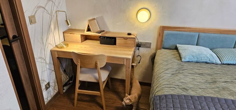 Schreibtisch aus Holz für ein Schlafzimmer in Wrocław