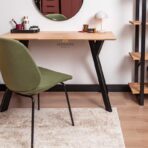 drewniana toaletka z czarnym stelażem