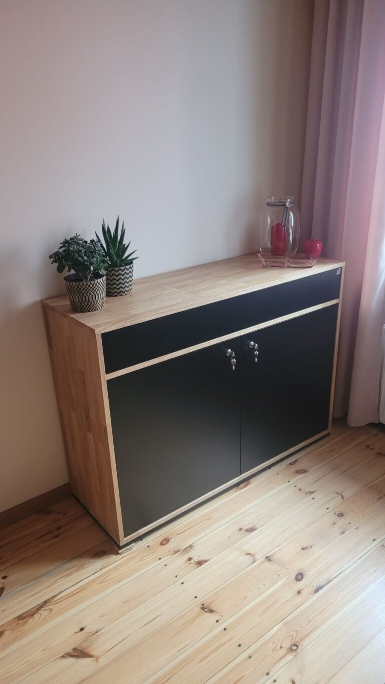 Moderne Kommode aus Holz