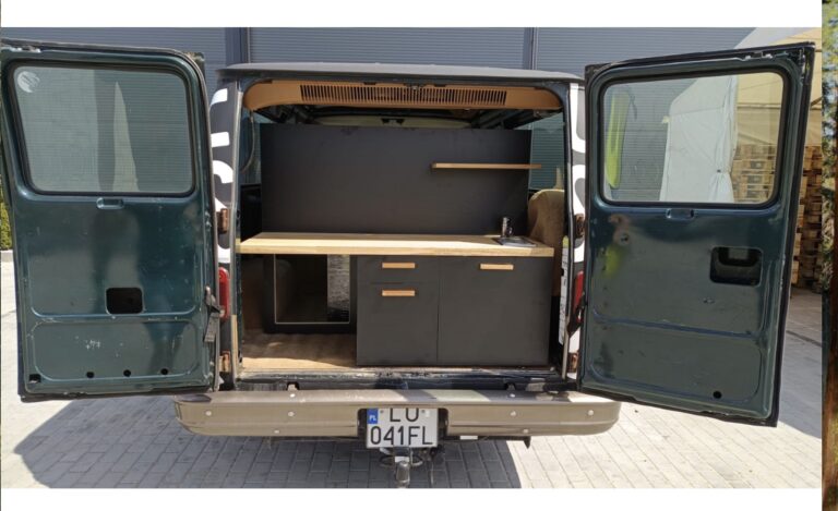 Mobile Kaffeebar mit Einbauten von Deerhorn