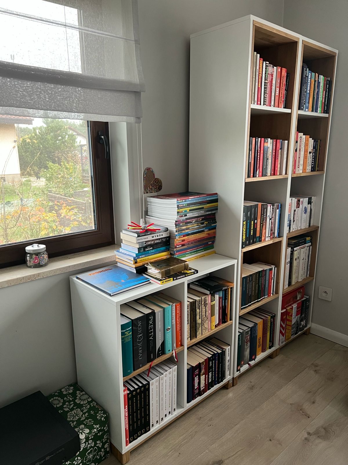 Weißes Bücherregal und Kommode für Hausbibliothek in Wroclaw