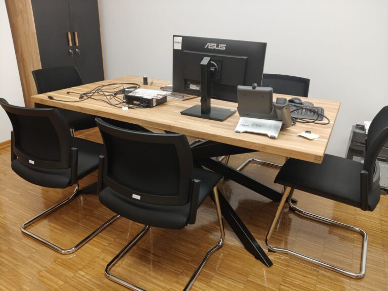 X-Bein Tisch und Schreibtisch mit Holzplatte