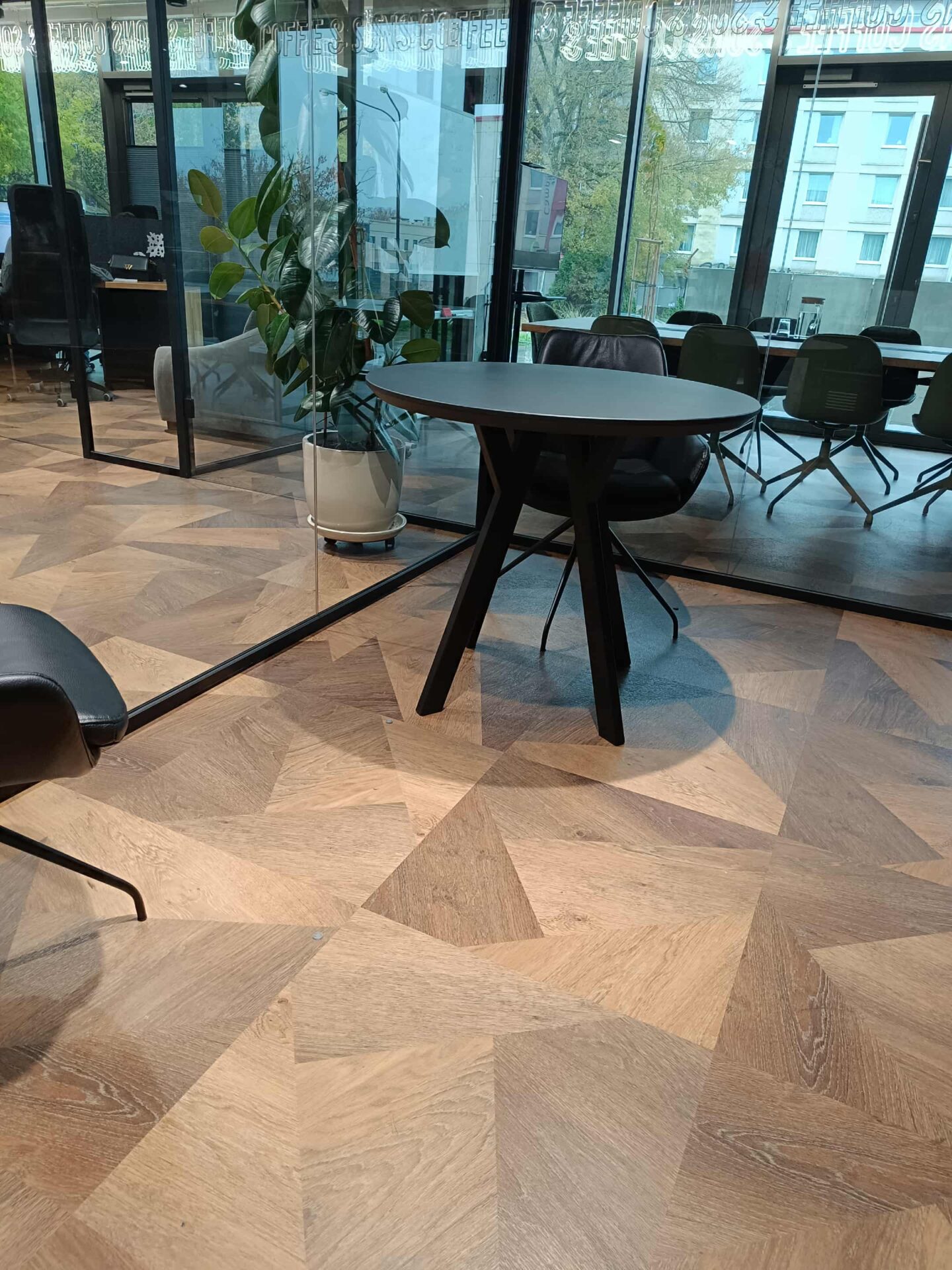 Stół okrągły czarny na metalowych nogach