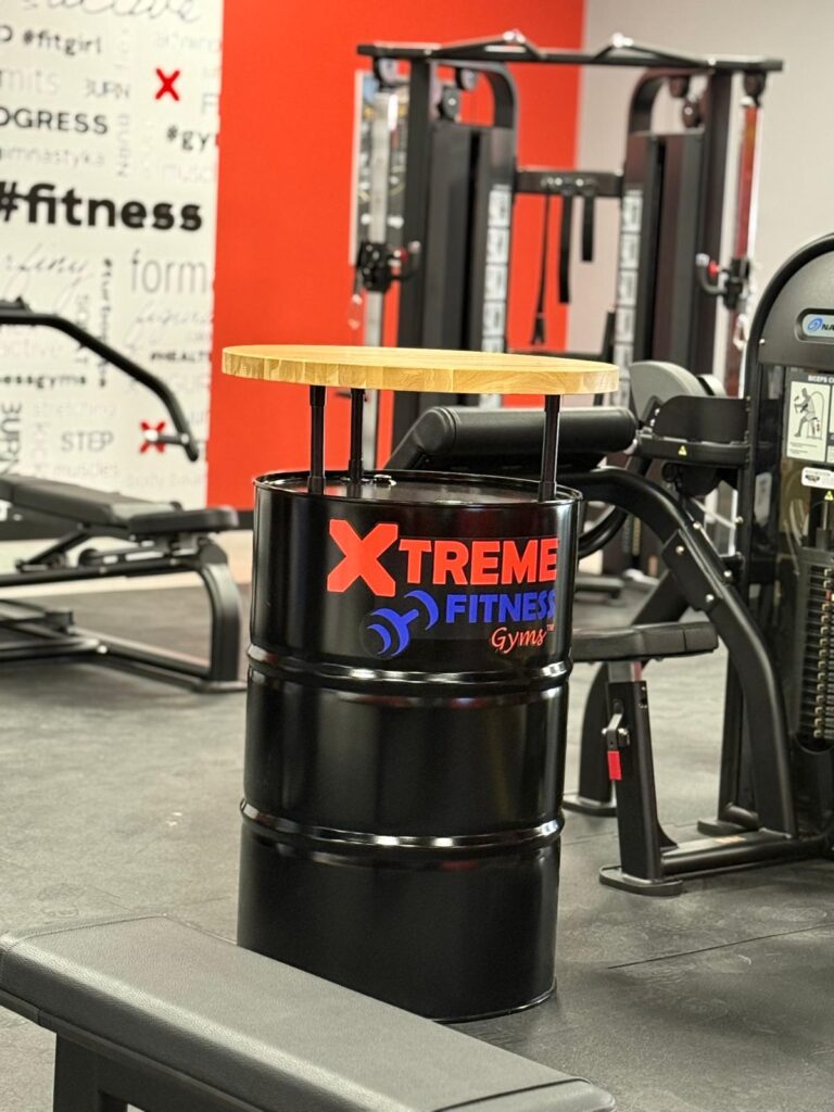 Fasstisch für Fitnessstudio-Kette von Deerhorn