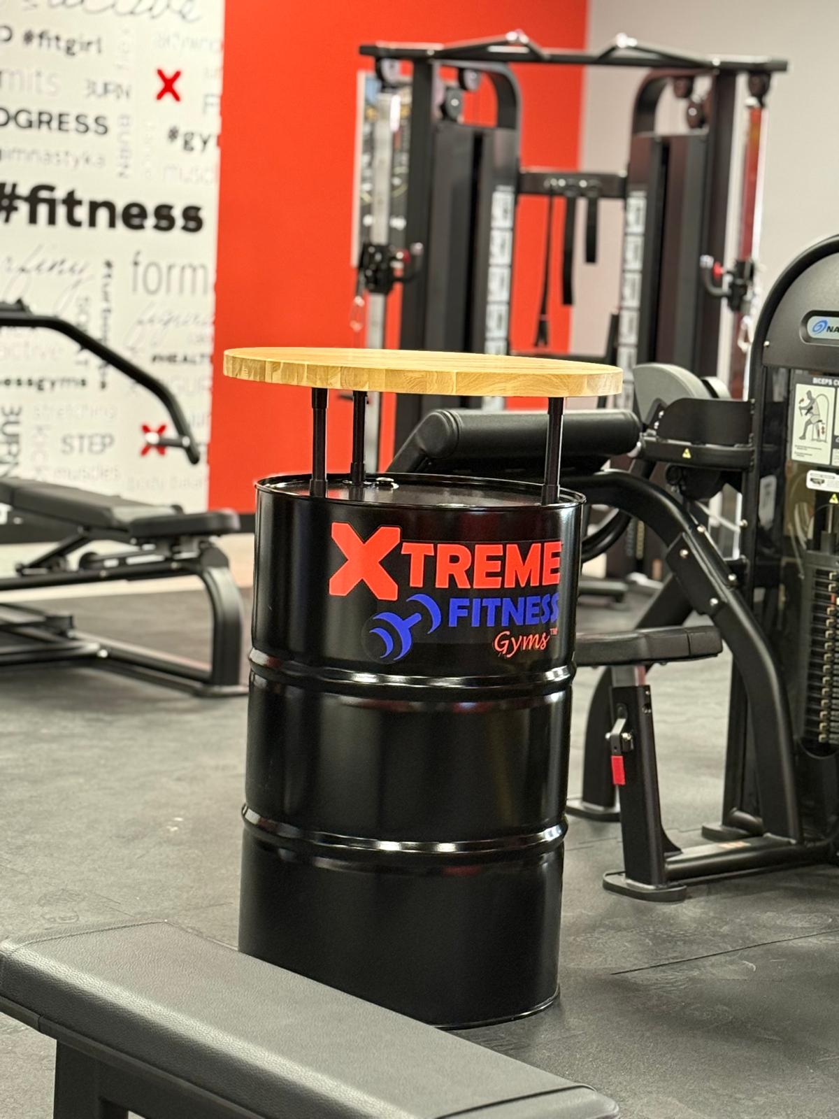 Fasstisch für Fitnessstudio-Kette von Deerhorn