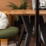 toaletka z metalowymi nogami i drewnem