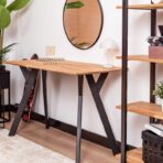 toaletka z półkami i miejscem na kosmetyki