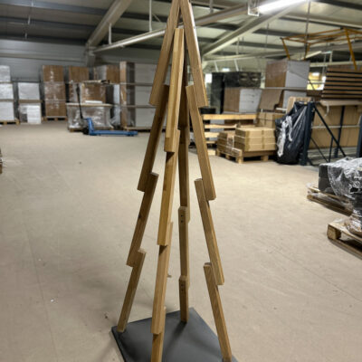 Dekorativer geometrischer Weihnachtsbaum aus Holz für Unternehmen