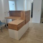 Weißer Empfangstresen für das deutsche Unternehmen Gesundheit Wurmtal Praxis für Ergotherapie