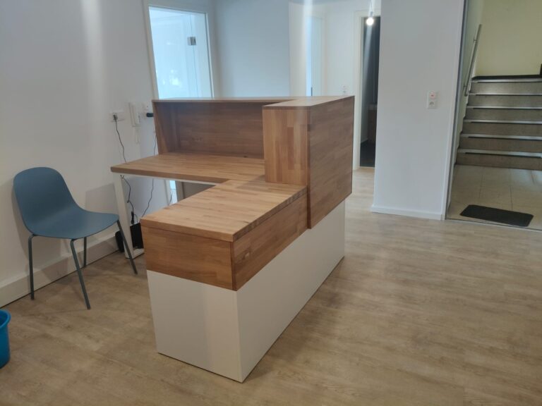 Weißer Empfangstresen für das deutsche Unternehmen Gesundheit Wurmtal Praxis für Ergotherapie