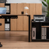 Computertisch mit Holzmaserung und Druckerschrank