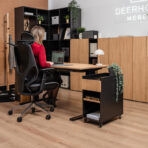 Elektrischer Schreibtisch für das Büro