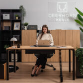 Schranktisch mit Platte und schwarzen Metallbeinen