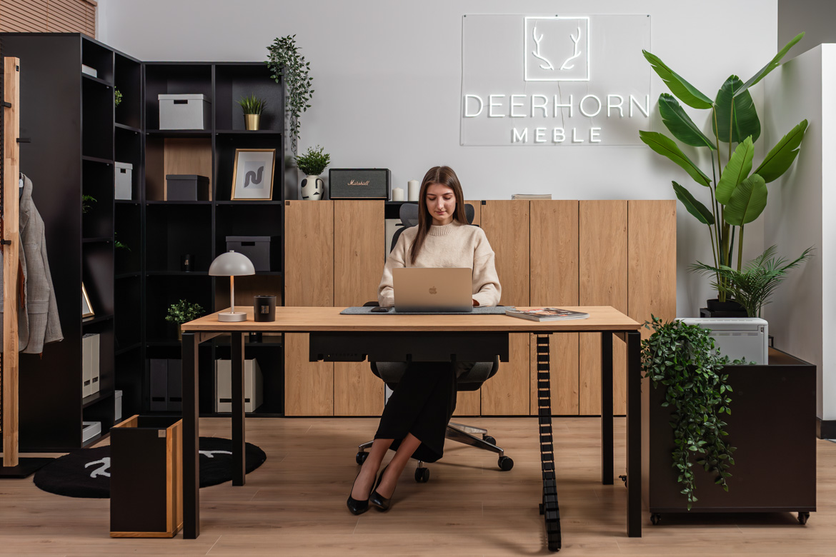 Schranktisch mit Platte und schwarzen Metallbeinen