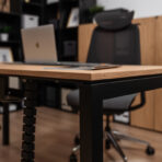 Bürotisch mit Kabelmanagementsystem unter der Tischplatte