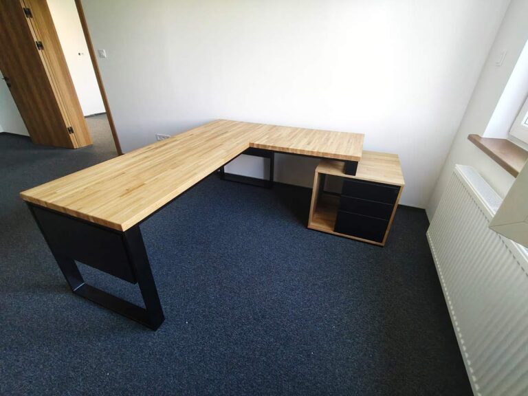 Ecktisch mit Sockel für AGM Łabza Sp. z o.o.